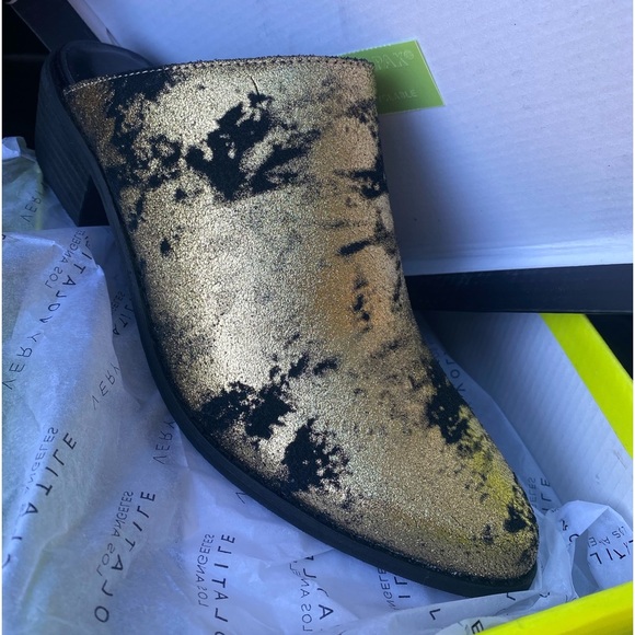 NEW || Very Volatile Gold & Black Mules Size 7 Booties Slip-Ons Cowgirl Western - Picture 2 of 4